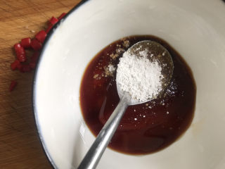 12、蒜蓉生菜,加入一勺淀粉