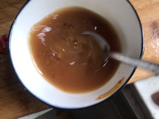 13、蒜蓉生菜,加入半碗水搅拌均匀备用