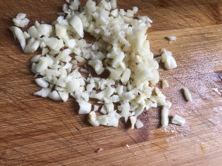 14、蒜蓉生菜,大蒜切成蒜末