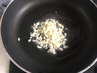 16、蒜蓉生菜,起锅热油下蒜末炒香