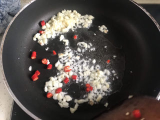 17、蒜蓉生菜,下入小米辣辣