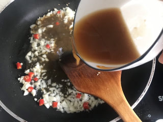 18、蒜蓉生菜,倒入料汁