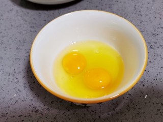 1、尖椒炒鸡蛋,空碗里打入两个鸡蛋,充分的搅拌均匀