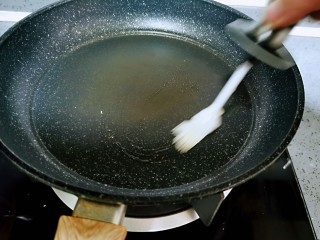 2、尖椒炒鸡蛋,平底锅烧热,刷油。