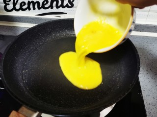 3、尖椒炒鸡蛋,将蛋液全部倒入锅里