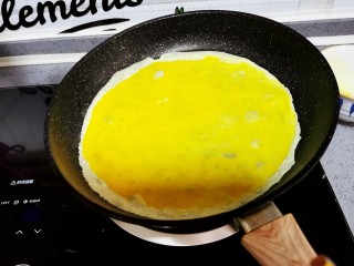 4、尖椒炒鸡蛋,均匀的摊平