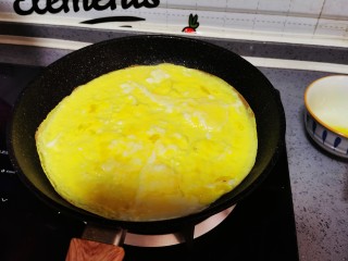 5、尖椒炒鸡蛋,煎至凝固