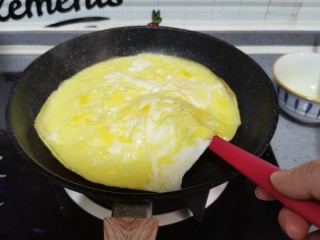 6、尖椒炒鸡蛋,快速翻面