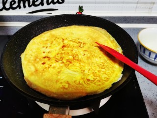 7、尖椒炒鸡蛋,立刻关火,余温煎10秒左右就可以出锅