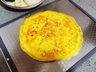 8、尖椒炒鸡蛋,移入菜板一分为二