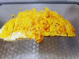 9、尖椒炒鸡蛋,切成宽条备用