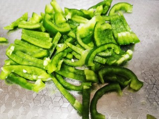 10、尖椒炒鸡蛋,尖椒切丝