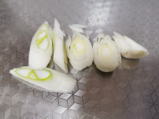 12、尖椒炒鸡蛋,大葱切小段