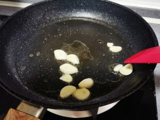 13、尖椒炒鸡蛋,起锅烧油爆香大蒜