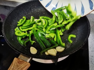 14、尖椒炒鸡蛋,放入尖椒,快速翻炒均匀