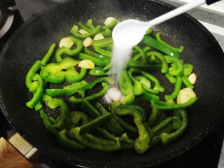 15、尖椒炒鸡蛋,加入盐