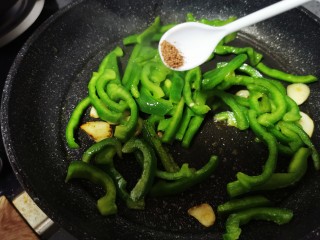 16、尖椒炒鸡蛋,五香粉调味