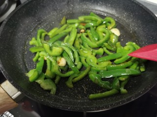 17、尖椒炒鸡蛋,快速翻炒均匀