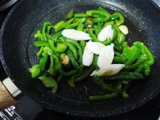 18、尖椒炒鸡蛋,放入葱花翻炒均匀