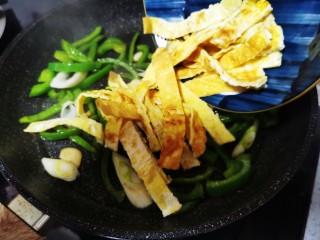 19、尖椒炒鸡蛋,倒入鸡蛋条