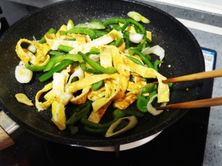 20、尖椒炒鸡蛋,快速翻炒均匀即可出锅