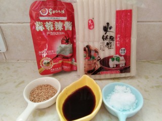 1、韩式辣炒年糕，炙手可热的小吃,所有原材料准备完毕。