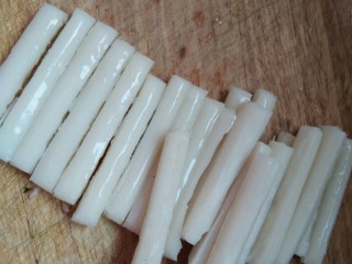 2、韩式辣炒年糕，炙手可热的小吃,年糕切条。