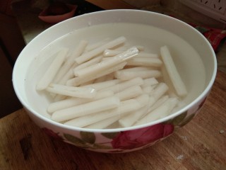 3、韩式辣炒年糕，炙手可热的小吃,用清水洗干净泡一下。