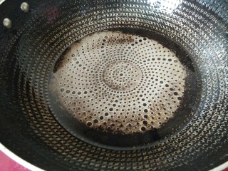 4、韩式辣炒年糕，炙手可热的小吃,锅中倒入少许清水。