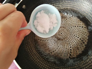 5、韩式辣炒年糕，炙手可热的小吃,接着倒入白糖。