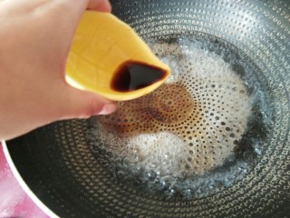 6、韩式辣炒年糕，炙手可热的小吃,倒入陈醋。