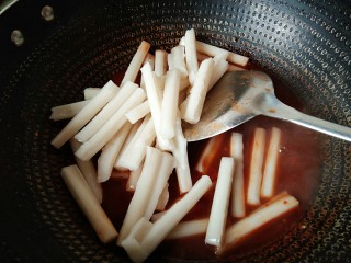 10、韩式辣炒年糕，炙手可热的小吃,倒入泡好的年糕条。