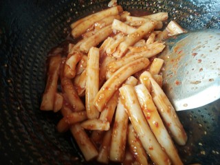 13、韩式辣炒年糕，炙手可热的小吃,芝麻炒匀，就可以出锅了。