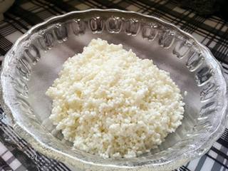 1、经典蜜枣粽子,准备好提前泡过的糯米