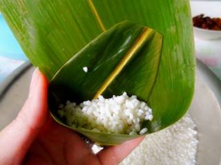 3、经典蜜枣粽子,粽叶根部弯曲呈圆锥头 放一小把糯米