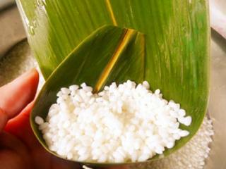 5、经典蜜枣粽子,再把糯米铺满