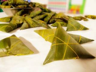 6、经典蜜枣粽子,把留出的那部分粽叶折过来裹上 然后用绳子绑起来