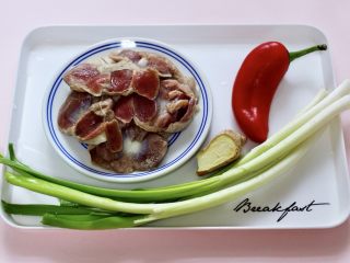 1、健脾消食的蒜苗爆鸡胗,首先备齐所有的食材。