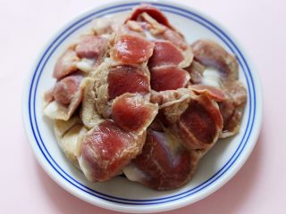 2、健脾消食的蒜苗爆鸡胗,把鸡胗冲洗干净后。