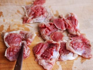 3、健脾消食的蒜苗爆鸡胗,用刀给鸡胗改一下花刀，然后把鸡胗一个分成两瓣。