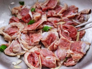 5、健脾消食的蒜苗爆鸡胗,这个时候加入切碎的葱姜，把所有的食材调料搅拌均匀后腌制30分钟。