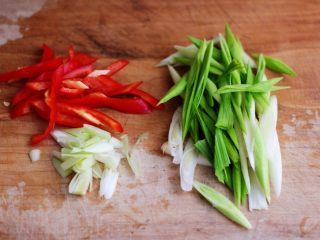 6、健脾消食的蒜苗爆鸡胗,把蒜苗洗净后用刀切成丝，红椒切丝。