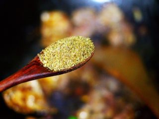 11、健脾消食的蒜苗爆鸡胗,这个时候加入孜然粉增香。