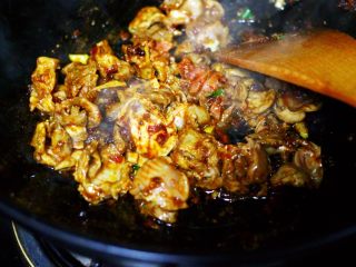 10、健脾消食的蒜苗爆鸡胗,大火翻炒至断生变色的时候。