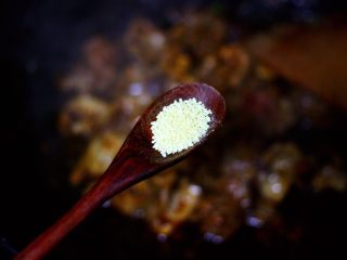 12、健脾消食的蒜苗爆鸡胗,再加入鸡精调味。