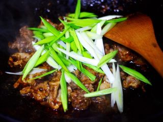 13、健脾消食的蒜苗爆鸡胗,大火把调料翻炒均匀后倒入蒜末。