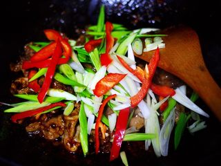 14、健脾消食的蒜苗爆鸡胗,再加入切丝的红椒。