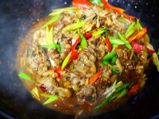 15、健脾消食的蒜苗爆鸡胗,大火继续翻炒1分钟左右。