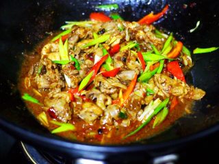 16、健脾消食的蒜苗爆鸡胗,看见蒜苗断生变色即可关火。