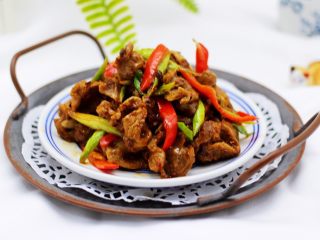 18、健脾消食的蒜苗爆鸡胗,好吃到没有朋友，香味馋哭我家邻居宝宝。